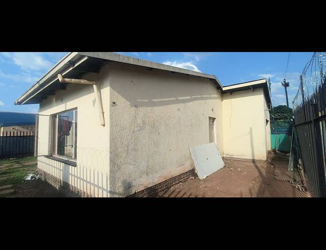 3 BEDROOM FREEHOLD FOR SALE IN BURGERSHOOP